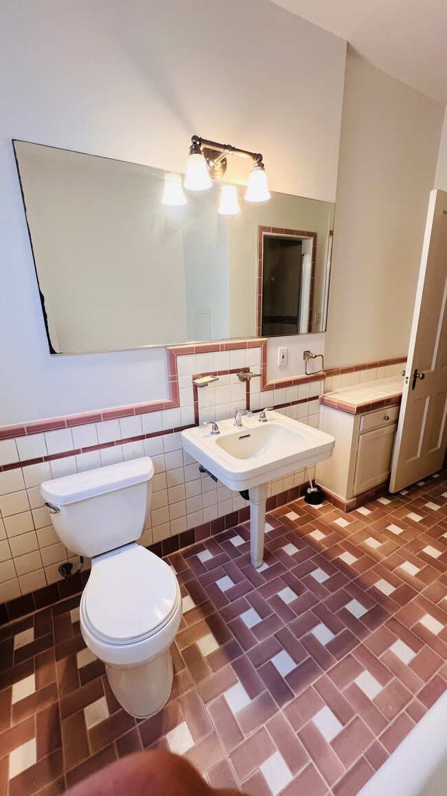 5 Piece Bathroom with Additional Storage - 1064 S Orange Grove Ave