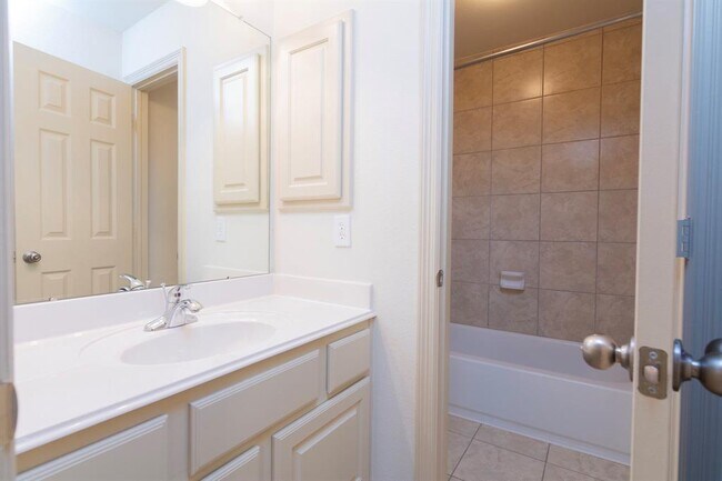 Building Photo - 62 S Longsford Cir