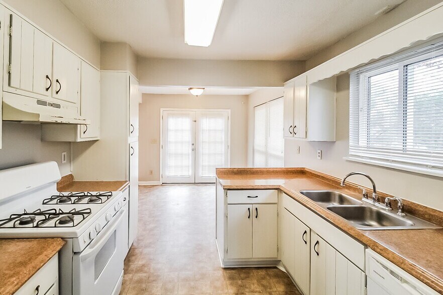 Building Photo - 2468 Mistletoe Ln SW