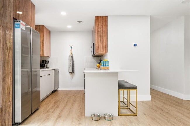 Building Photo - 11807 Oakwood Dr