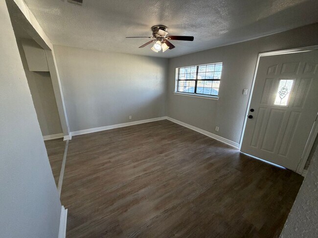 Building Photo - Ready to move in.....