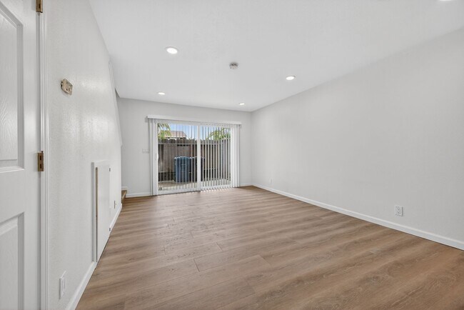 Building Photo - Completely Remodeled 2-Bedroom Townhome – Everything Brand New!