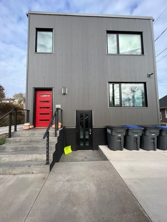 Building Photo - AVAILABLE  May 1st - Newly Updated 1 Bed 1 Bath!