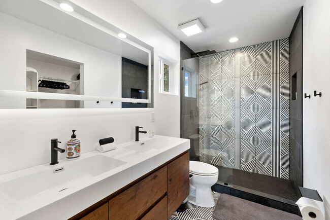 Building Photo - 828 Black Dr