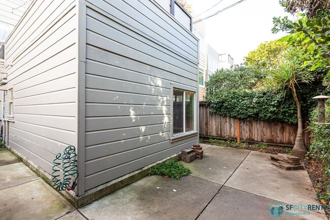 Building Photo - Marina: 1 Bedroom Garden Apartment w/ Private Patio