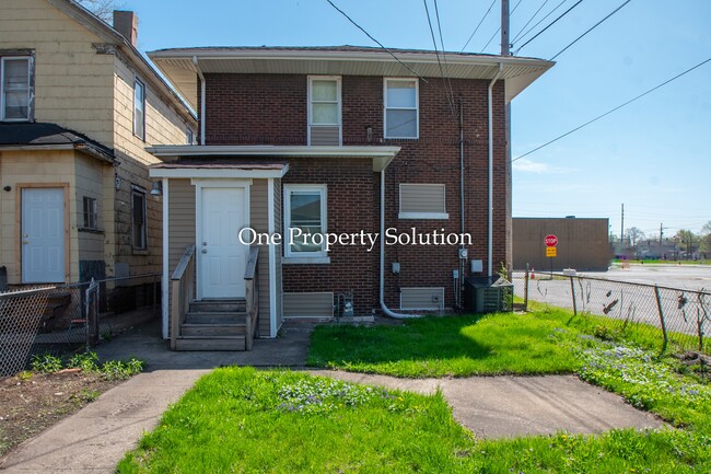 Building Photo - 456 Tyler St