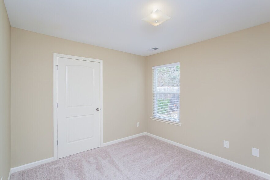 Building Photo - 124 Hill Crest Cir