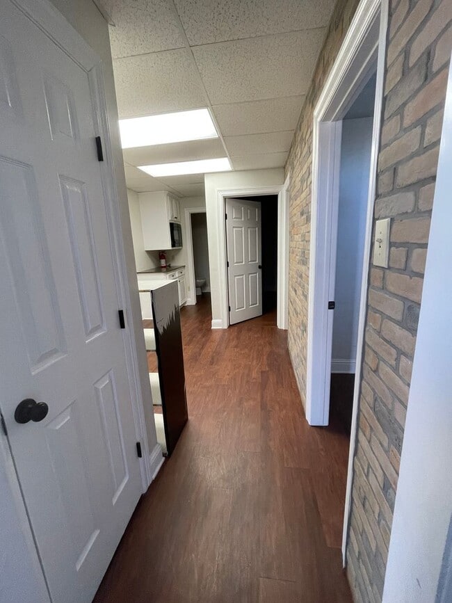 Building Photo - Gorgeous Commercial Unit off of North Market!