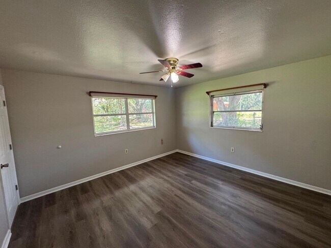 Building Photo - No HOA. Oversized 3/2 Home. NEW PHOTOS COMING SOON