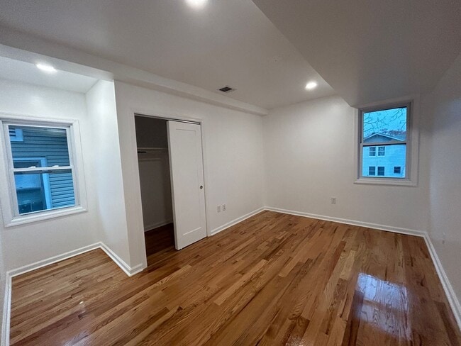 Building Photo - Stunning 5-Bedroom Home