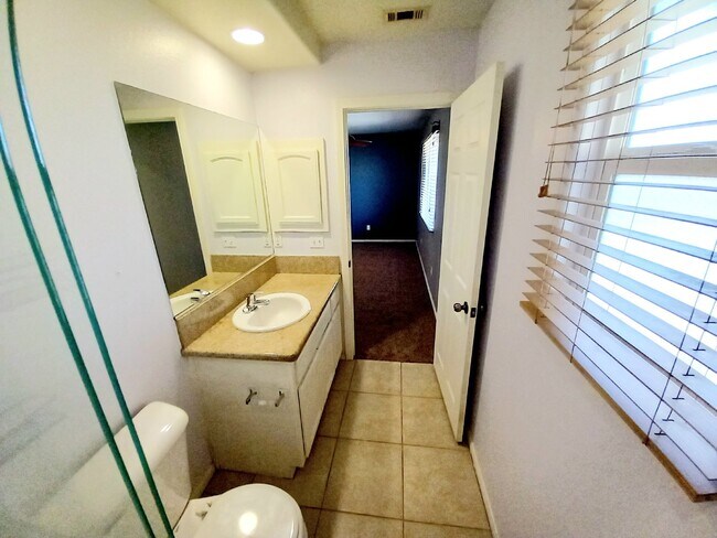 Building Photo - Spacious 3 bedroom, 2 bath with bonus room in Indian Cove