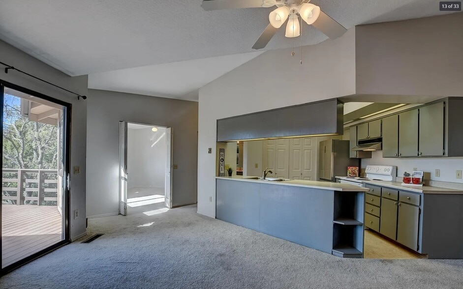 Building Photo - 4944 Summit Cir