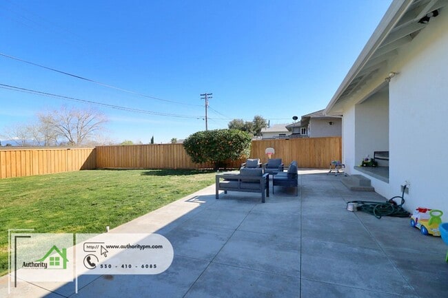 Building Photo - 1225 Manzanita Hills Ave