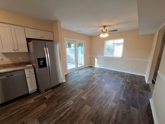 Building Photo - Remodeled Townhome