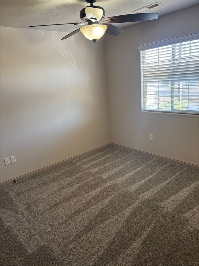 Building Photo - Beautiful 3 bedroom, 2.5 bath  townhome in...