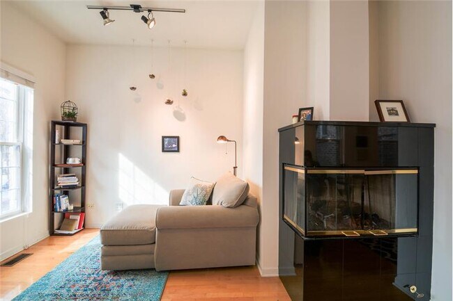 Building Photo - 1407 N Wicker Park Ave