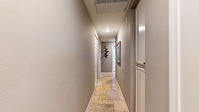Building Photo - Fantastic 2 bed / 2 bath Condo in Huntingt...
