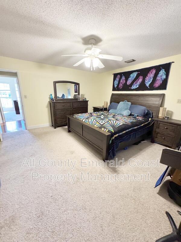 Building Photo - 1126 Bay Ct