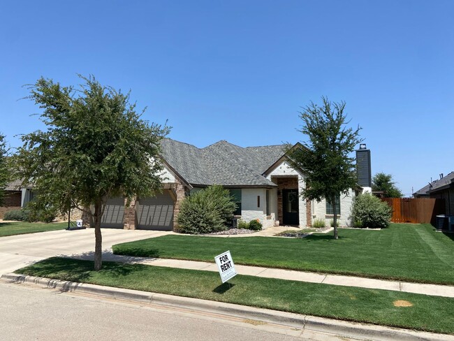 Building Photo - Gorgeous 4 bedroom 2 bathroom Available September!