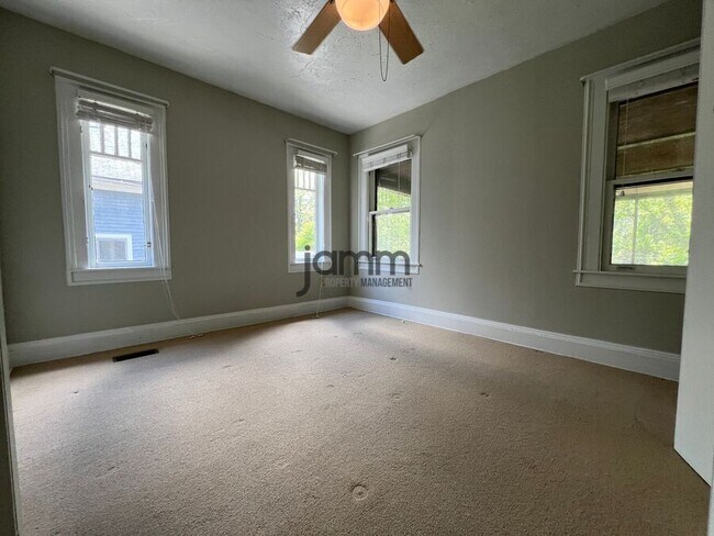 Building Photo - 3232 Clarendon Rd