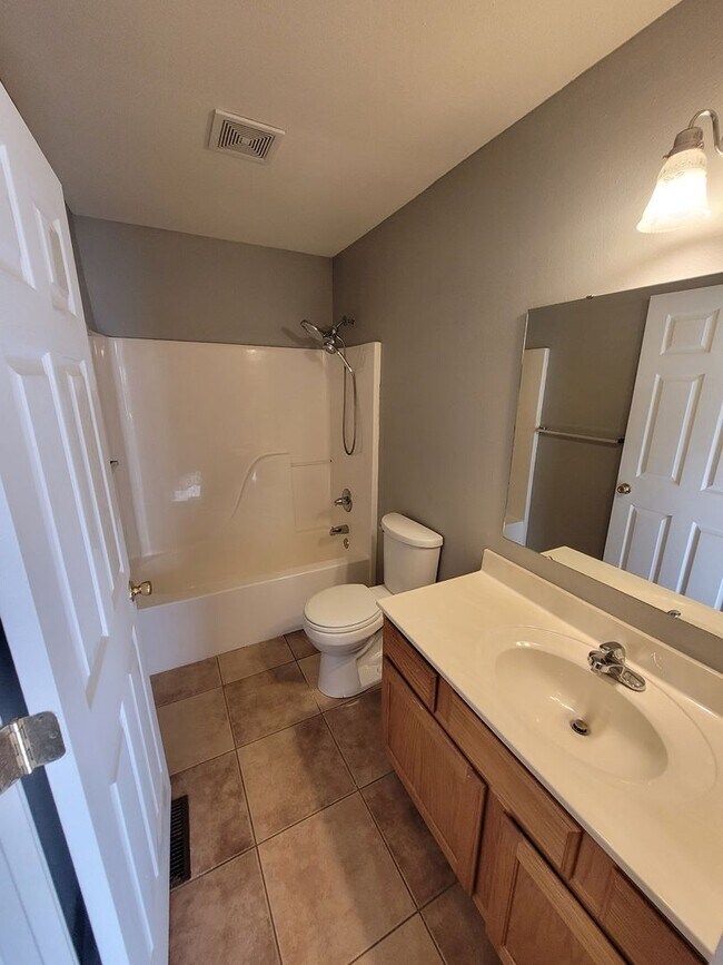 Building Photo - Great Opportunity: 2BR Townhome with Private Garage