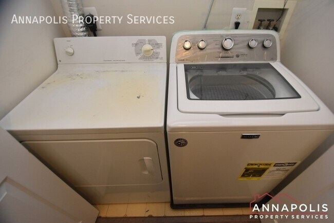 Building Photo - 657 Burtons Cove Way