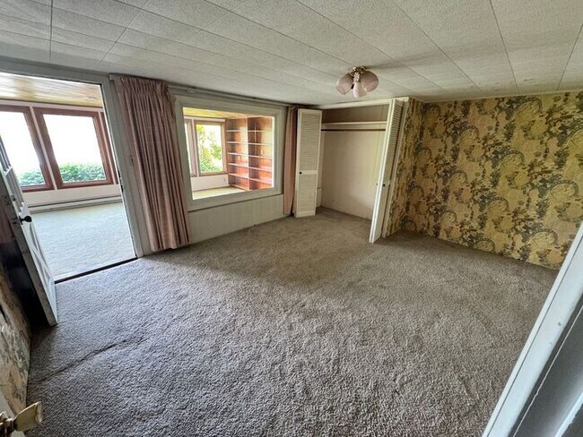 Building Photo - WATERFRONT Gravelly Lake Large 4 Bedroom Home in Lakewood!