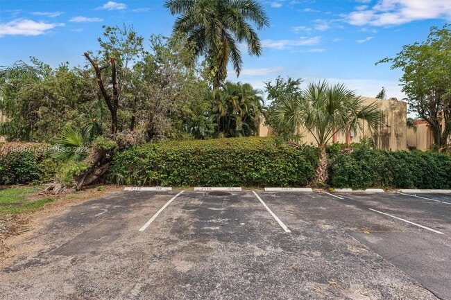 Building Photo - 314 NE Miami Ct