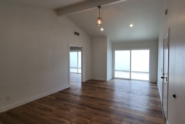 Building Photo - Updated and spacious single-story house on...