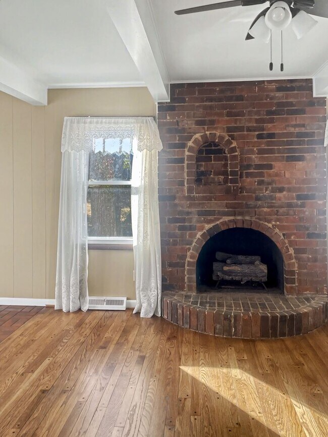 Building Photo - Charming Brick Ranch Home in Woodlea Acres