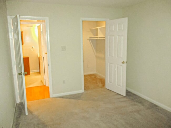 Building Photo - Charming 2 Bed 1 Bath Apartment With Paved...