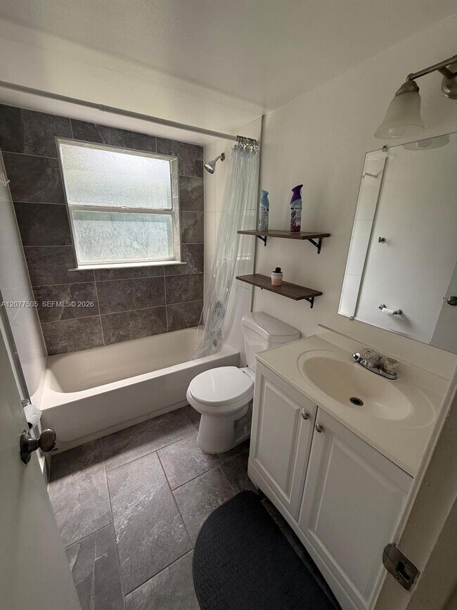 Building Photo - 10230 Twin Lakes Dr