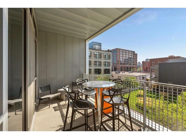 Building Photo - 345 6th Ave N