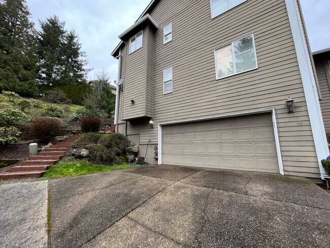 Building Photo - Immaculate 4 bedroom, 3.5 bathroom, tri-level Home in Tigard!! Expansive Views, Office space, Gam...