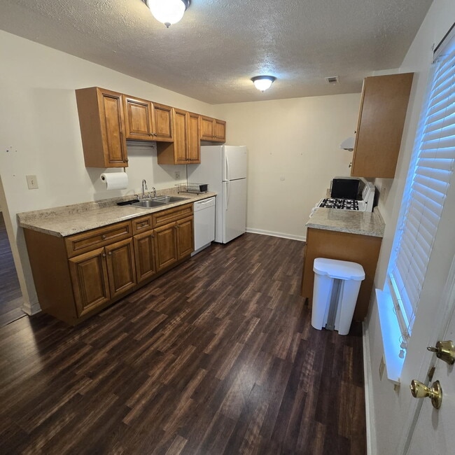 Building Photo - Private 3-Bdr 2 Full Bath Ranch with large fenced backyard and workshop.