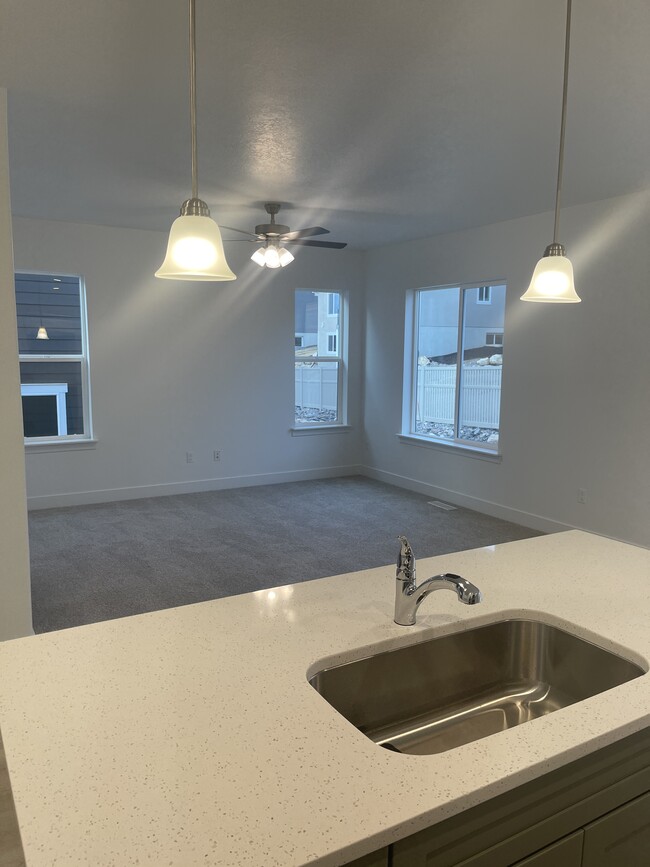 Building Photo - 1092 N Freeman Dr