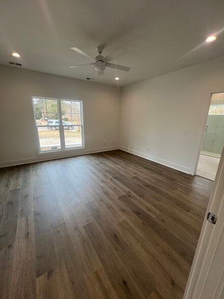 Master bedroom - 132 Hargrove Dr