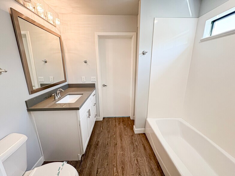 Building Photo - 1645 E Cheery Lynn Rd