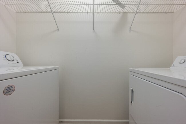 Building Photo - Jax Beach Condo Close to Everything