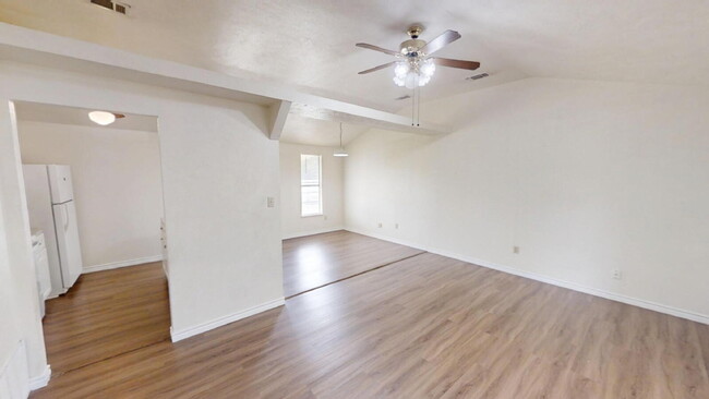 Building Photo - "Charming 3-Bed, 2-Bath Gem in Copperas Co...