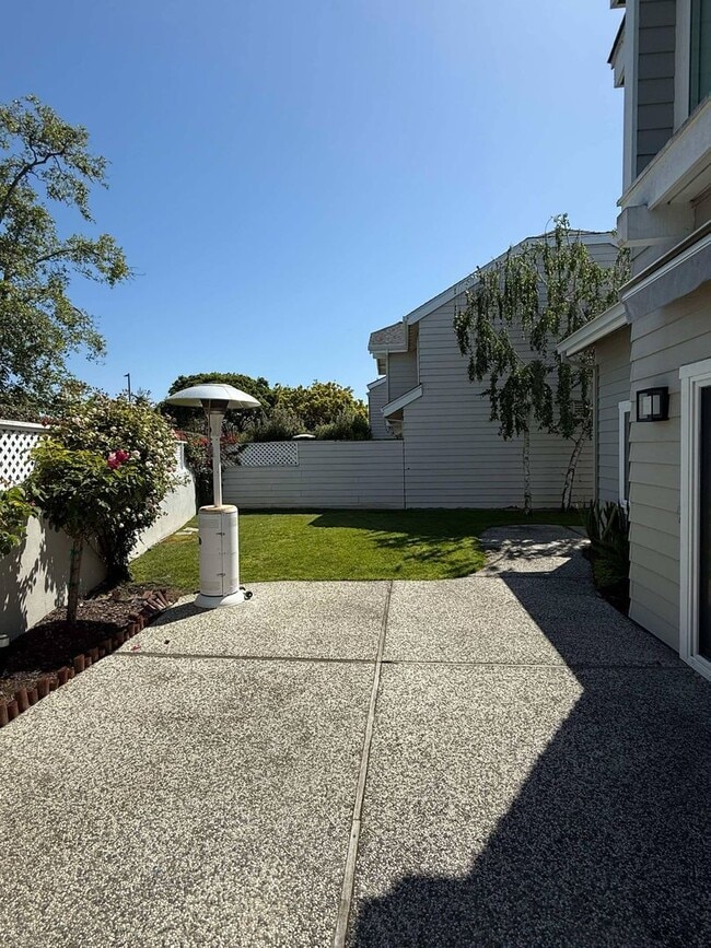 Building Photo - Stylish Redwood Shores Home with Vaulted Ceilings & Private Yard