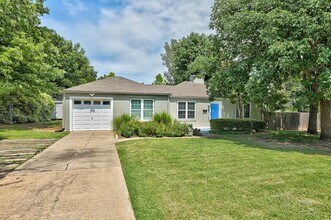 Building Photo - Updated 2 Bed+Study , 1 Bath HUGE Backyard Near Shops & Dining