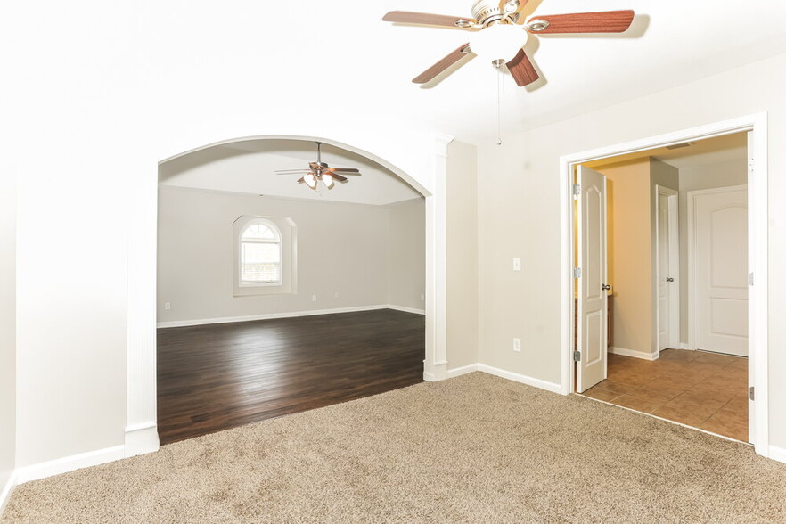 Building Photo - 5102 Redcoat Ln