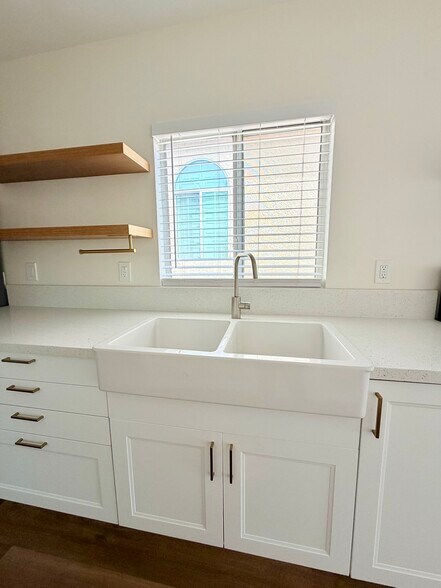 Building Photo - 1316 N Hollywood Way