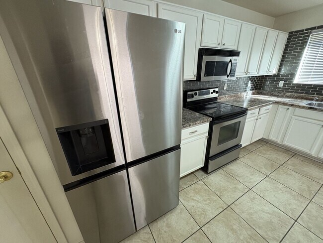 Building Photo - Riverhaven Great Central Location