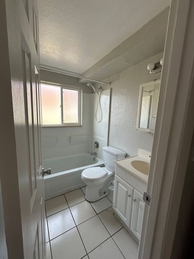 Building Photo - Cozy 2-Bedroom Rental – Perfect for Comfort & Convenience!