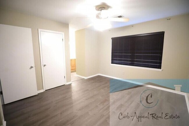 Building Photo - 3 Bedroom 2 Bath Home in Beautiful Neighborhood! A must see!!