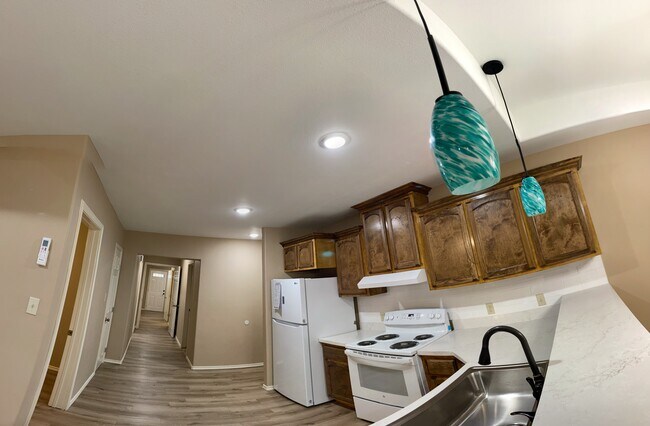 Building Photo - 2113 W Barcelona Ave