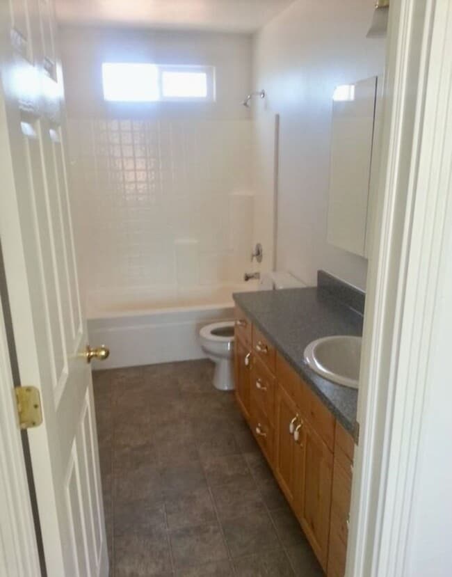 Building Photo - 4 BR HOME in Hurricane