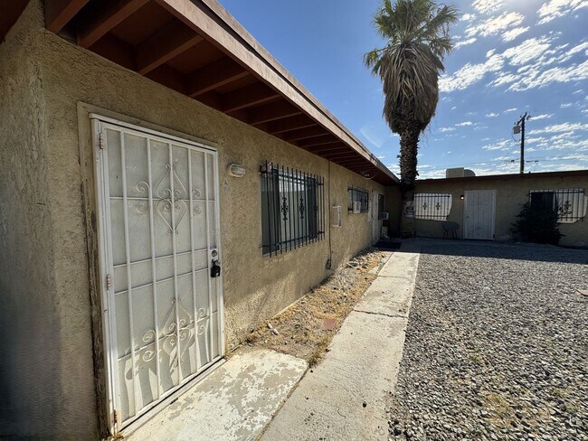 Building Photo - COMING SOON!! 2 Bed / 1 Bath Apartment in Palm Springs!!